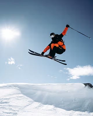 Skier enjoying the slopes, demonstrating strength and balance after ACL tear physiotherapy in downtown Vancouver